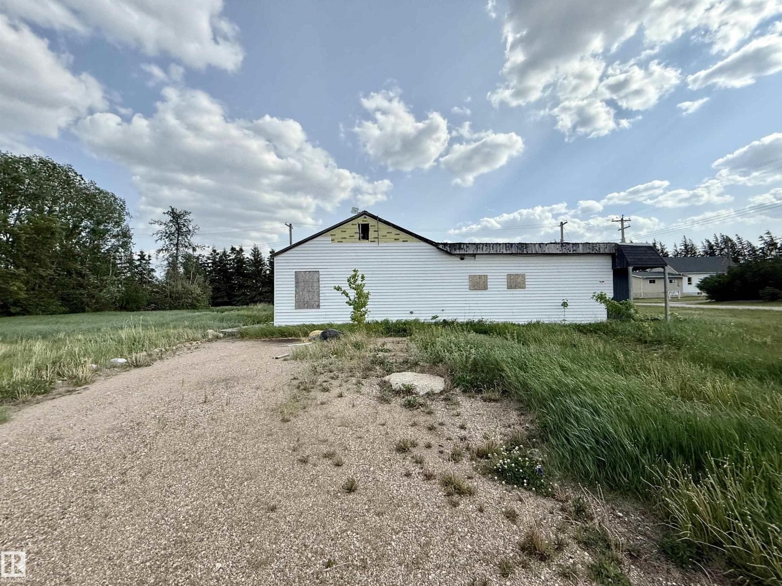 4913 & 4909 49 AV photo 5