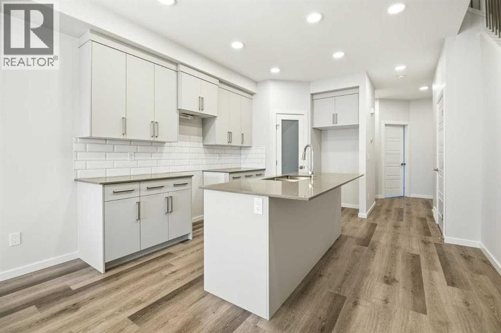 149 Lincoln Crescent photo 3