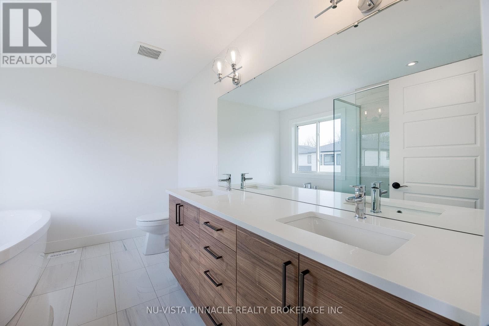 1689 BRAYFORD AVENUE photo 4