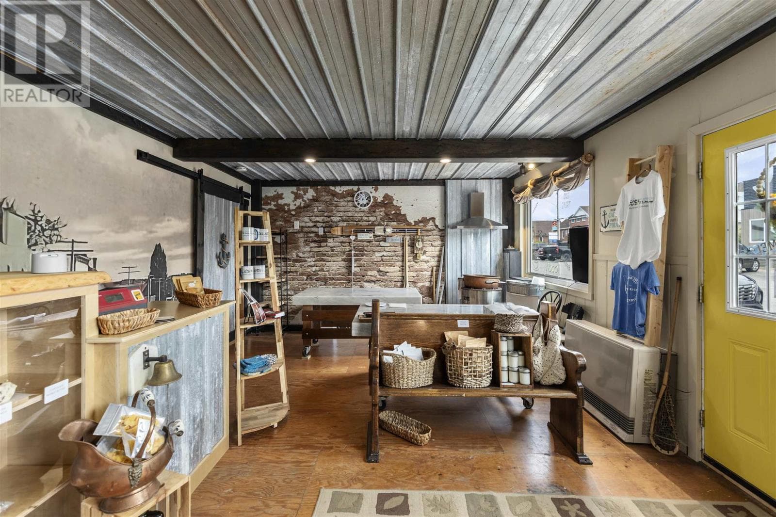 1195 Richard ST photo 4