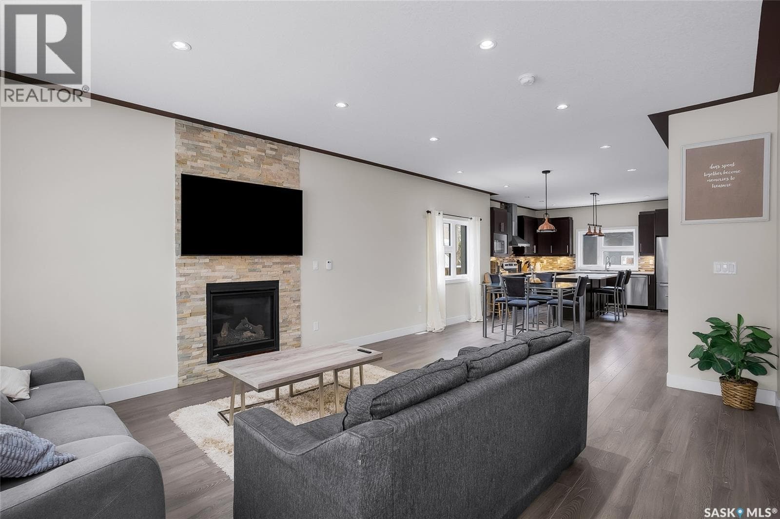 305 Clarence AVENUE S — photo 4