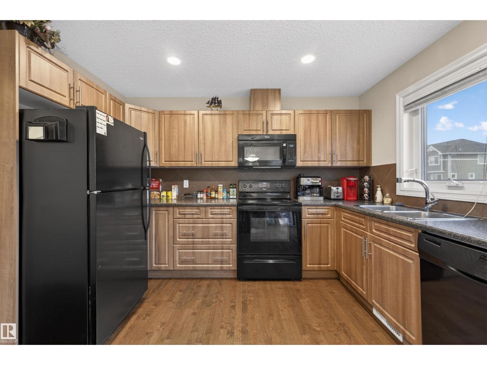 #105 219 CHARLOTTE WY — photo 3