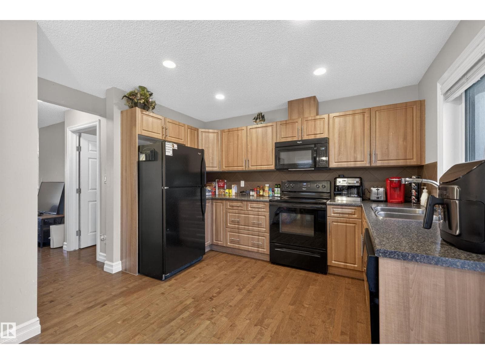 #105 219 CHARLOTTE WY — photo 4