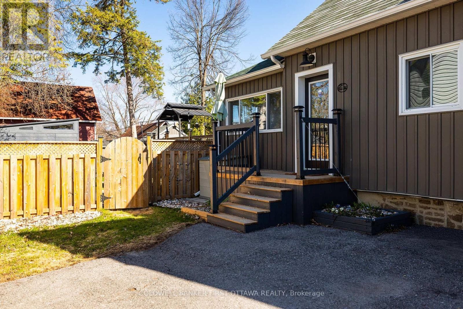 133 NELSON STREET E photo 2