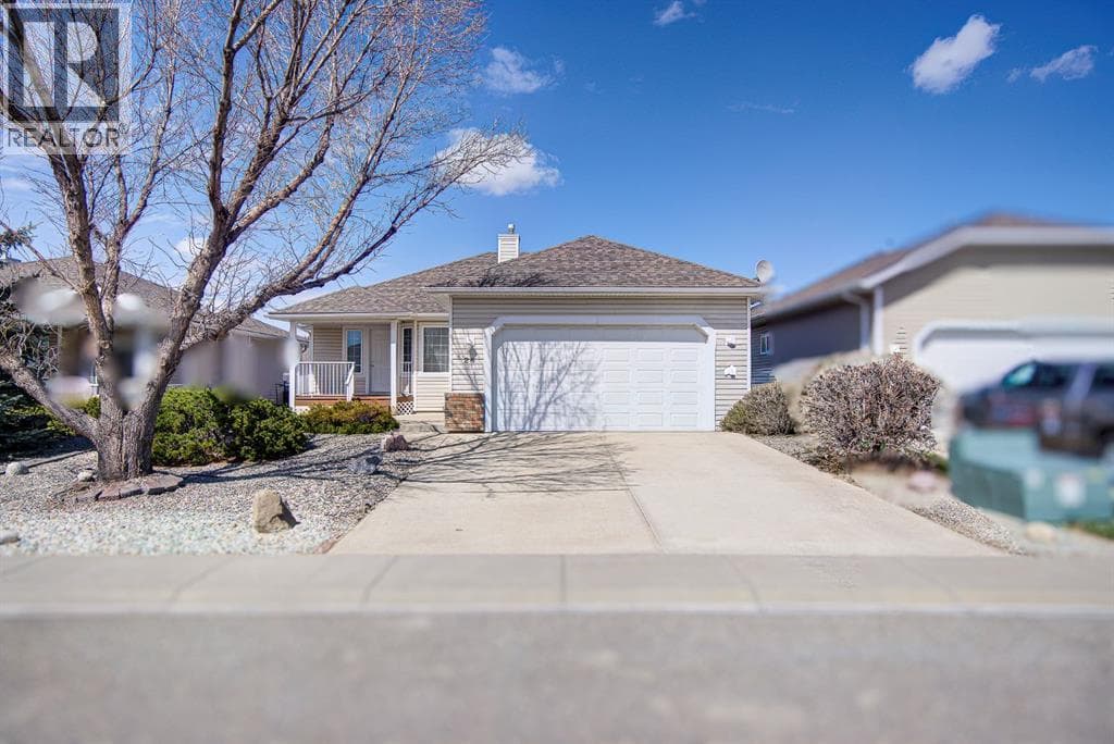 4 bed 3 bath single family at 26 Skyline Crescent — $469,900