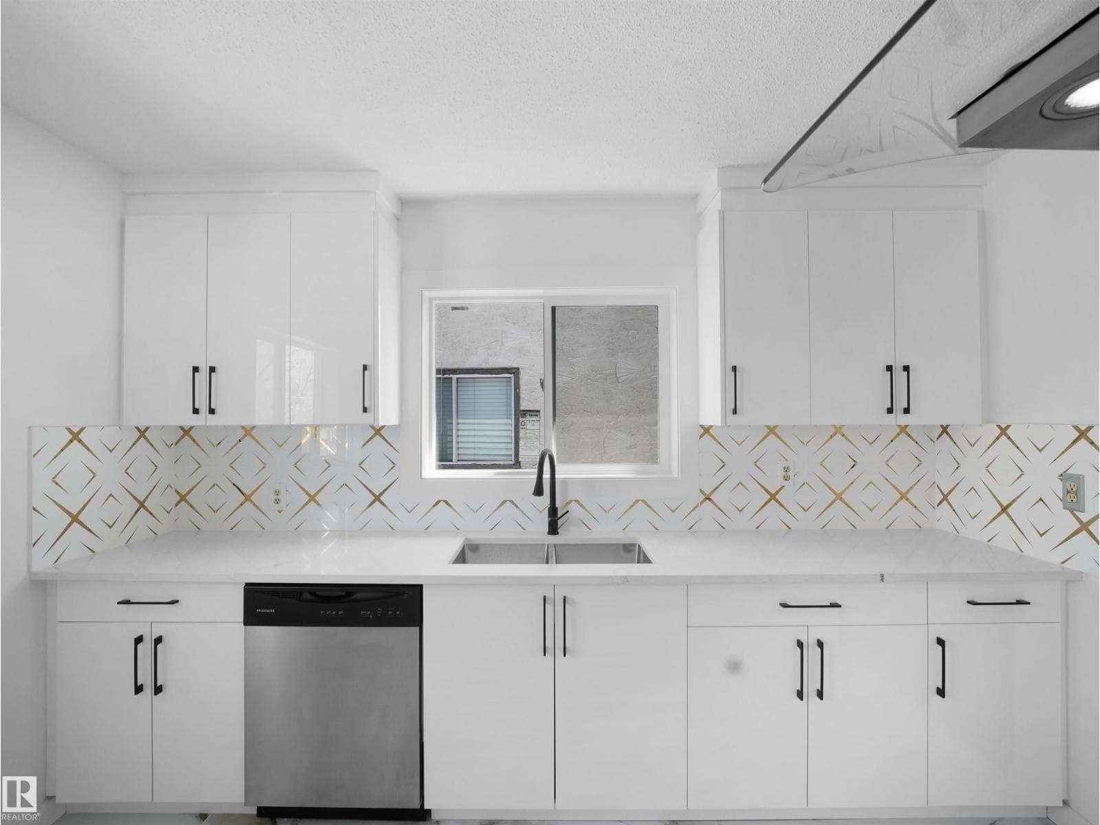 3608 33 AV NW photo 10