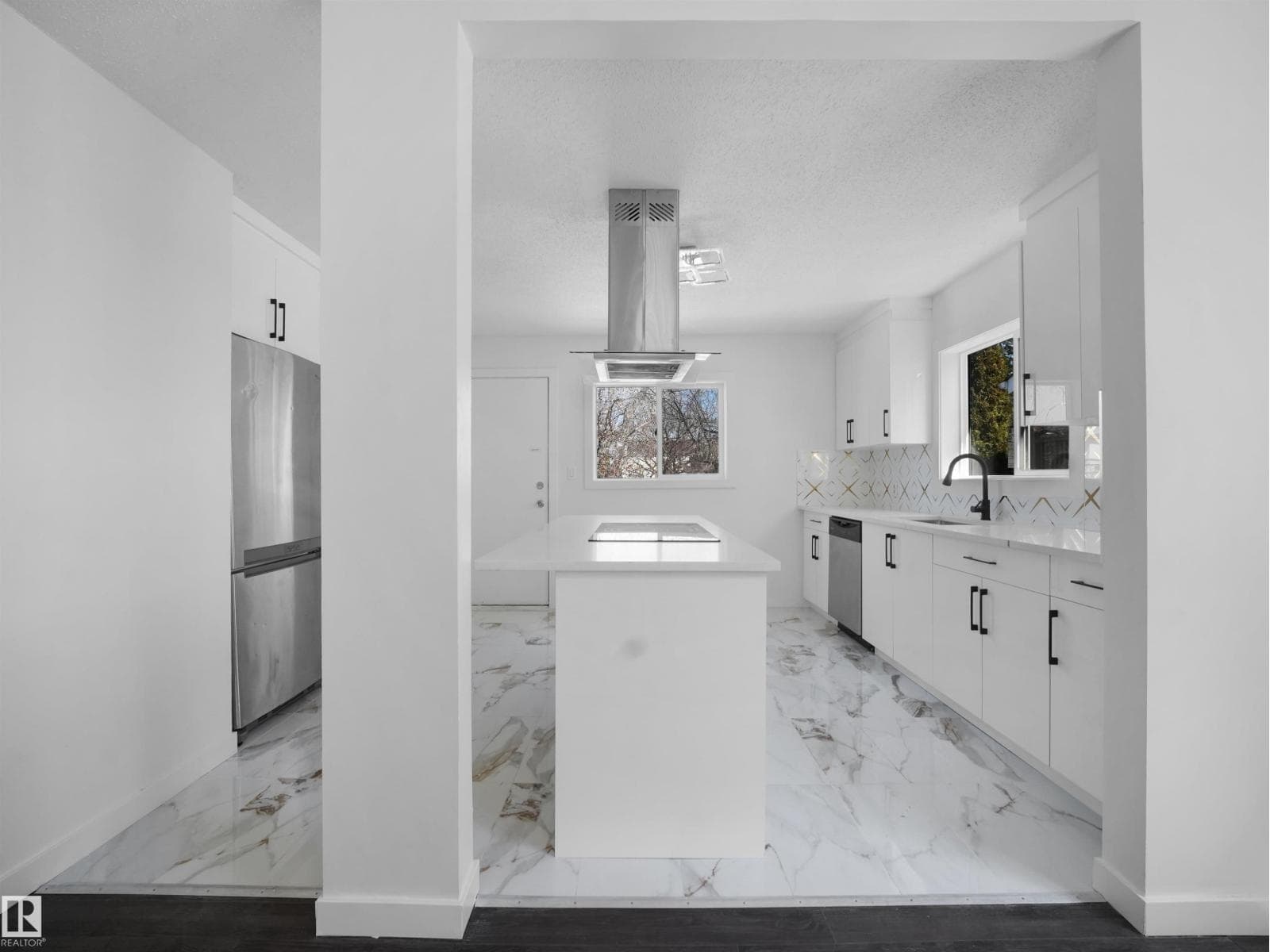 3608 33 AV NW photo 8