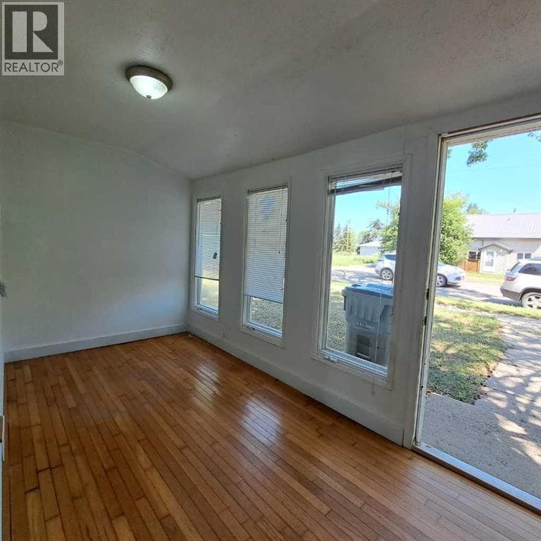 5308 49 Avenue — photo 2