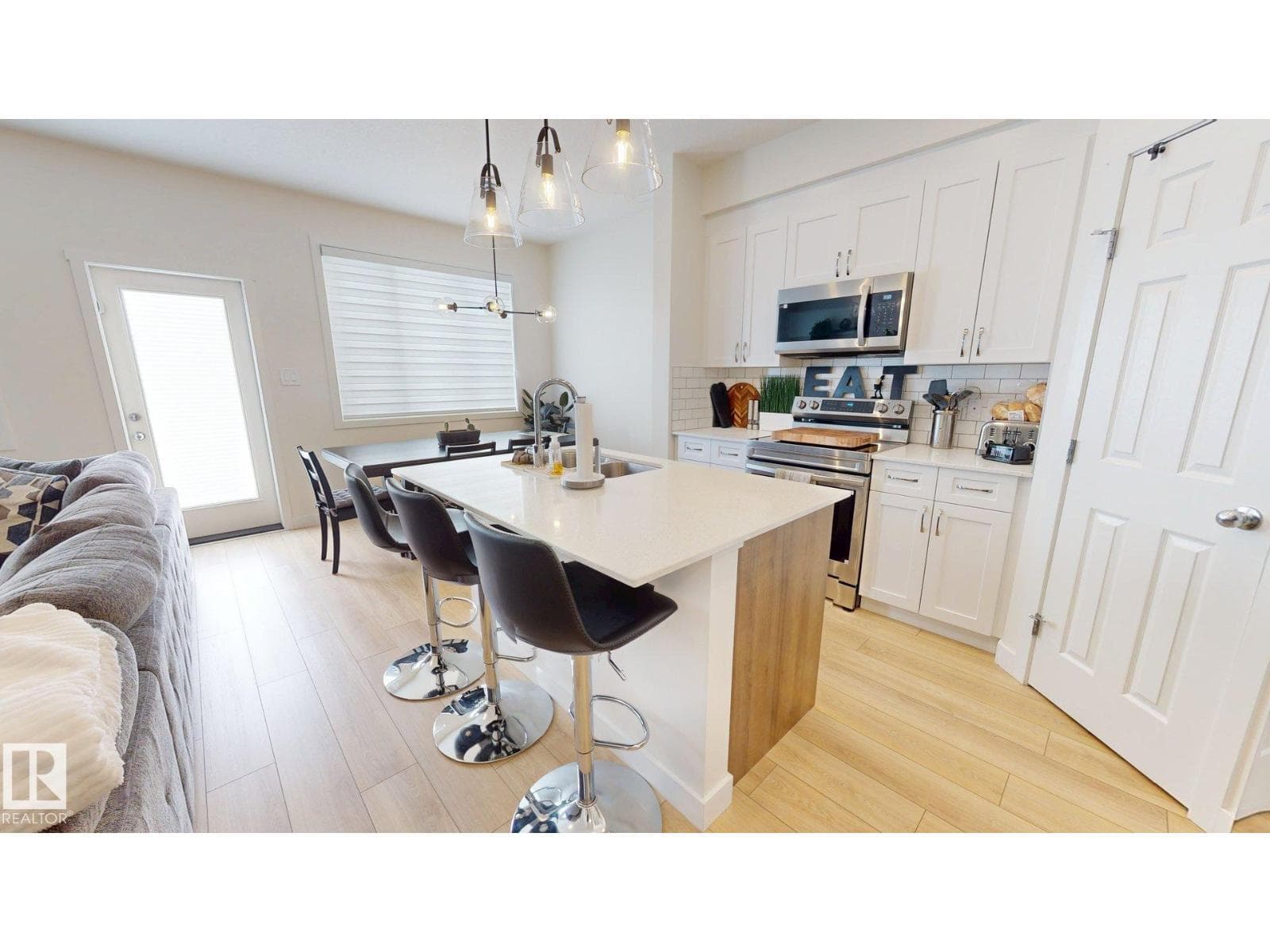 8723 183 AV NW NW photo 4