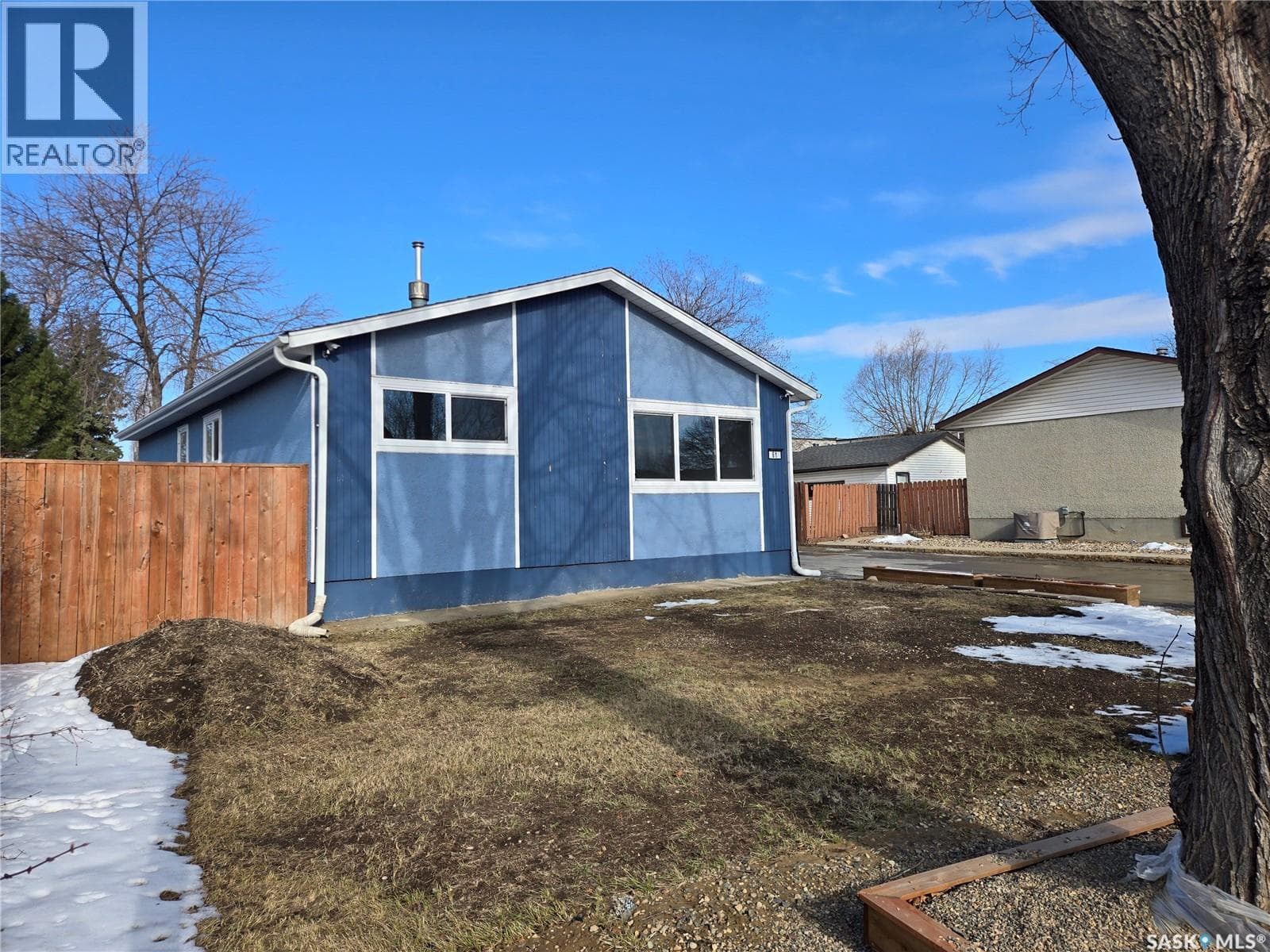 5 bed 3 bath single family at 61 Maxwell CRESCENT — $425,000