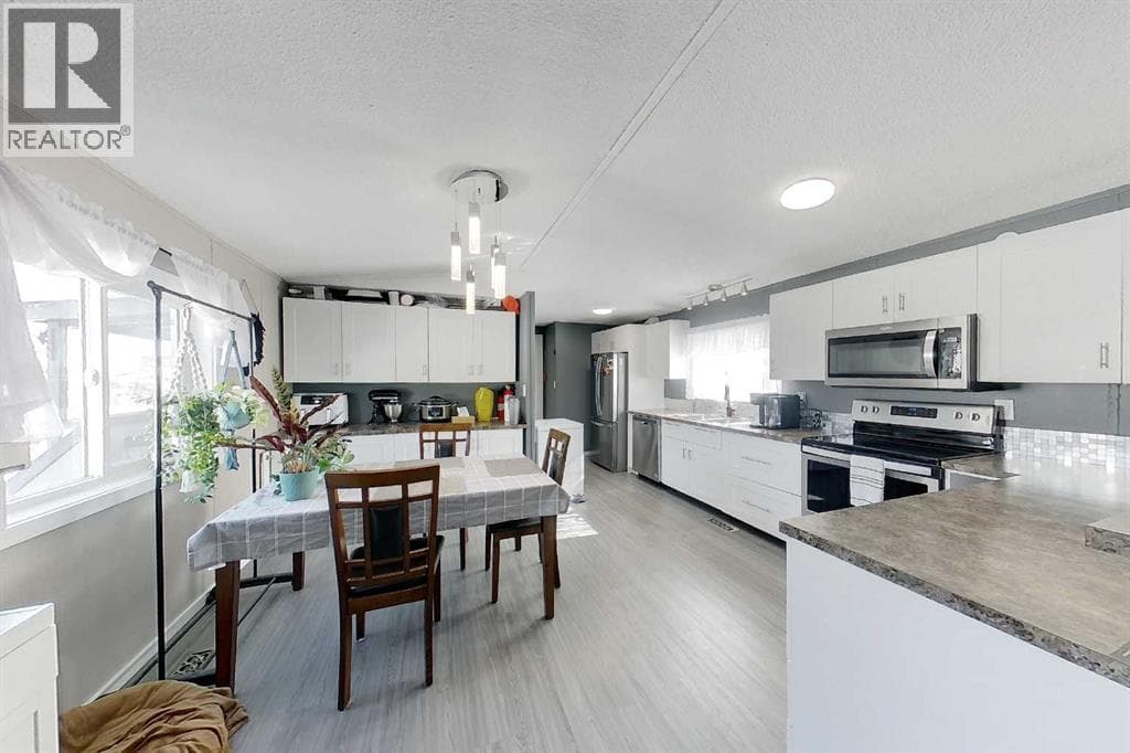 3 bed 2 bath single family at 130, 404 6 Avenue NW — $125,900