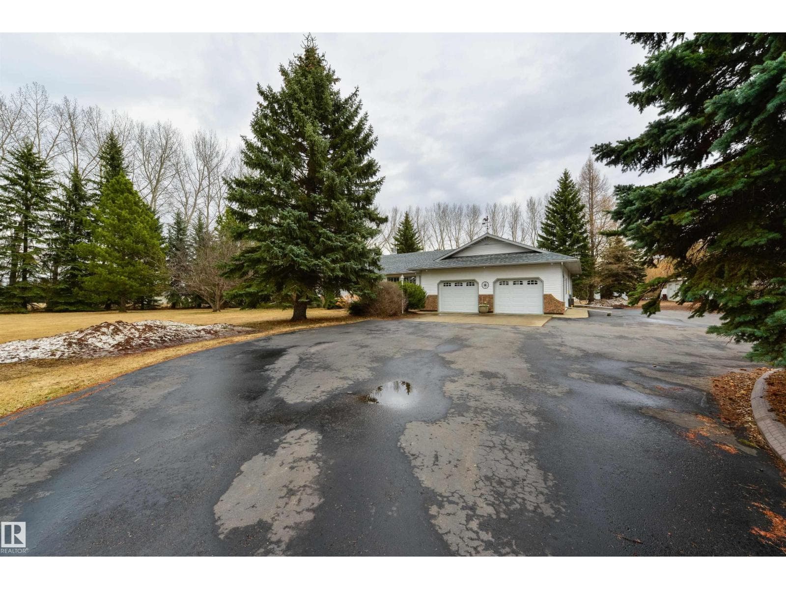 27113 TWP RD 522 photo 2