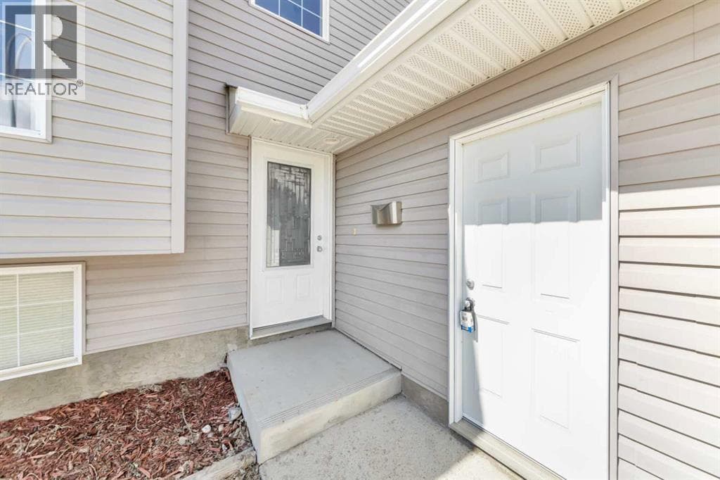 3318 44A Avenue photo 2