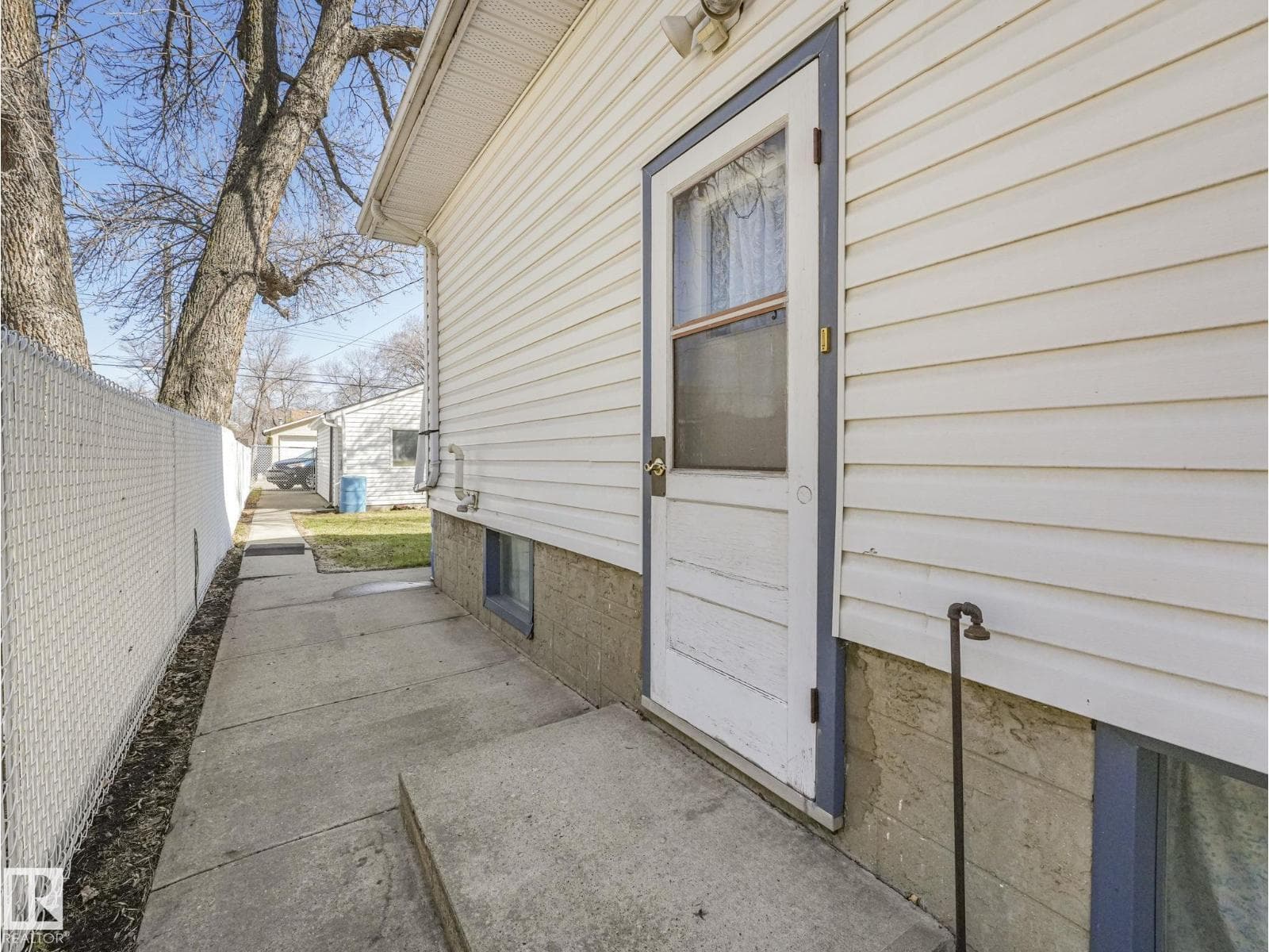 12245 96 ST NW photo 5