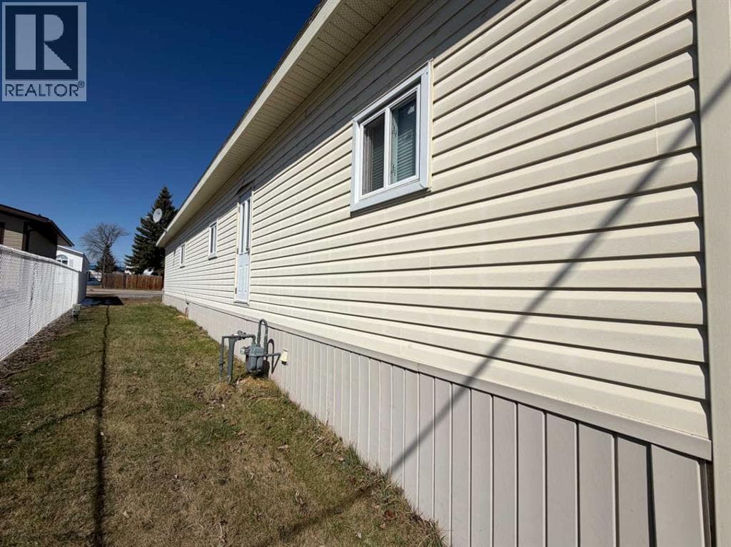 17, 5211 55 Avenue photo 5