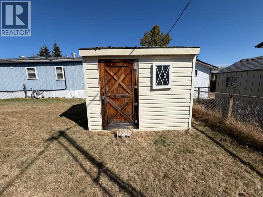 17, 5211 55 Avenue photo 4