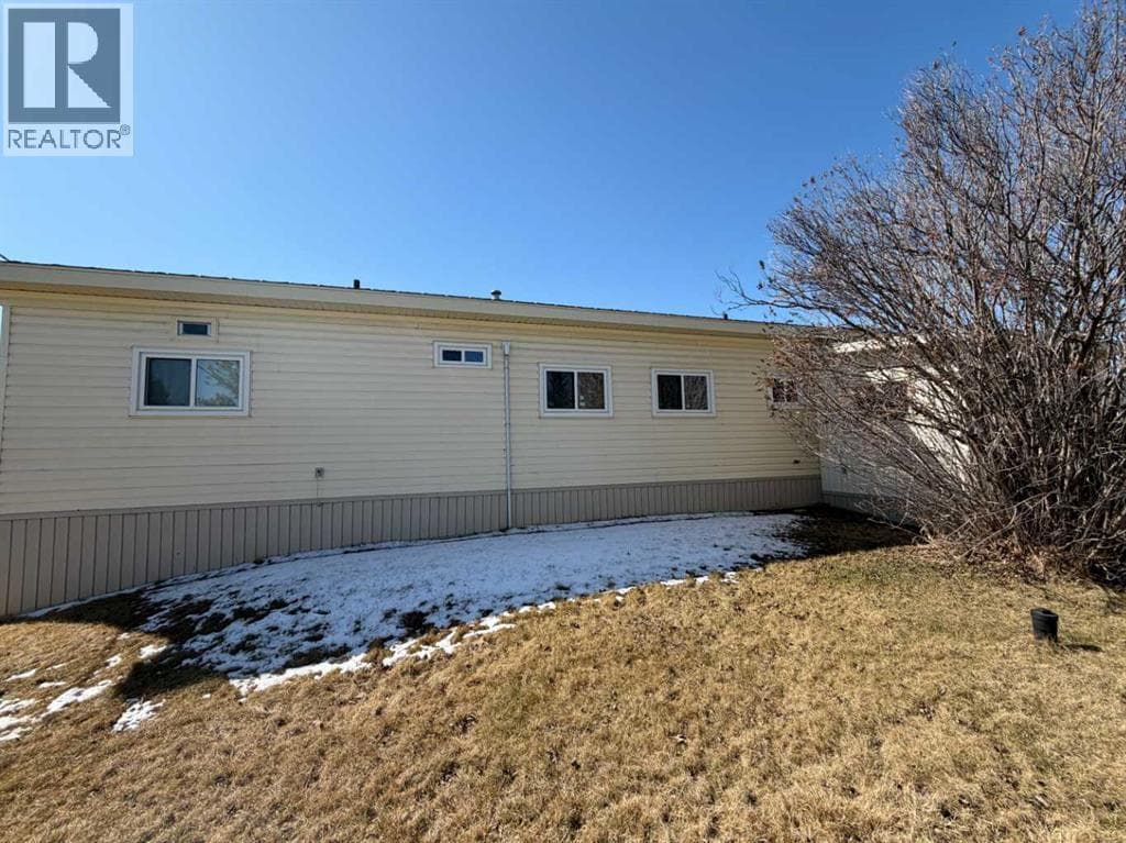 17, 5211 55 Avenue photo 3