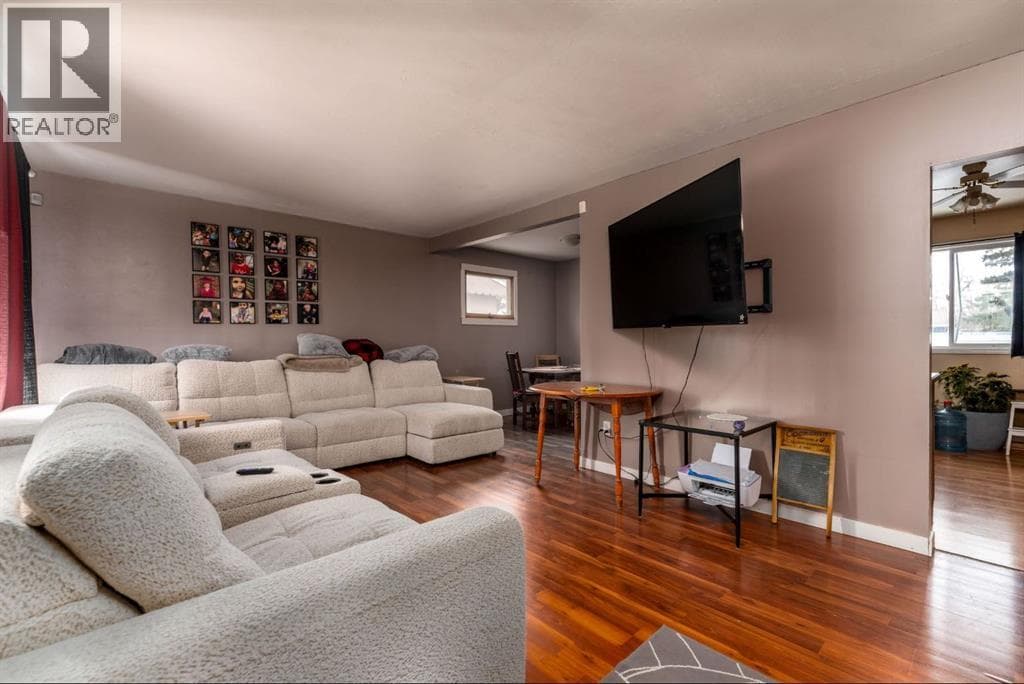 4707 41 Street photo 2
