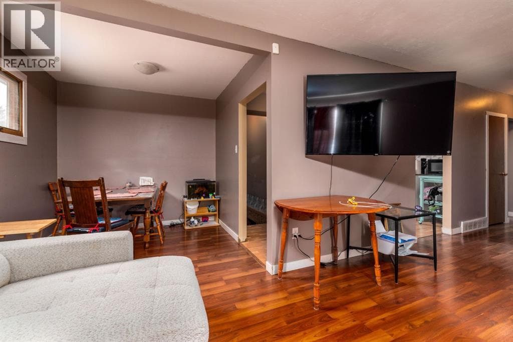 4707 41 Street photo 4
