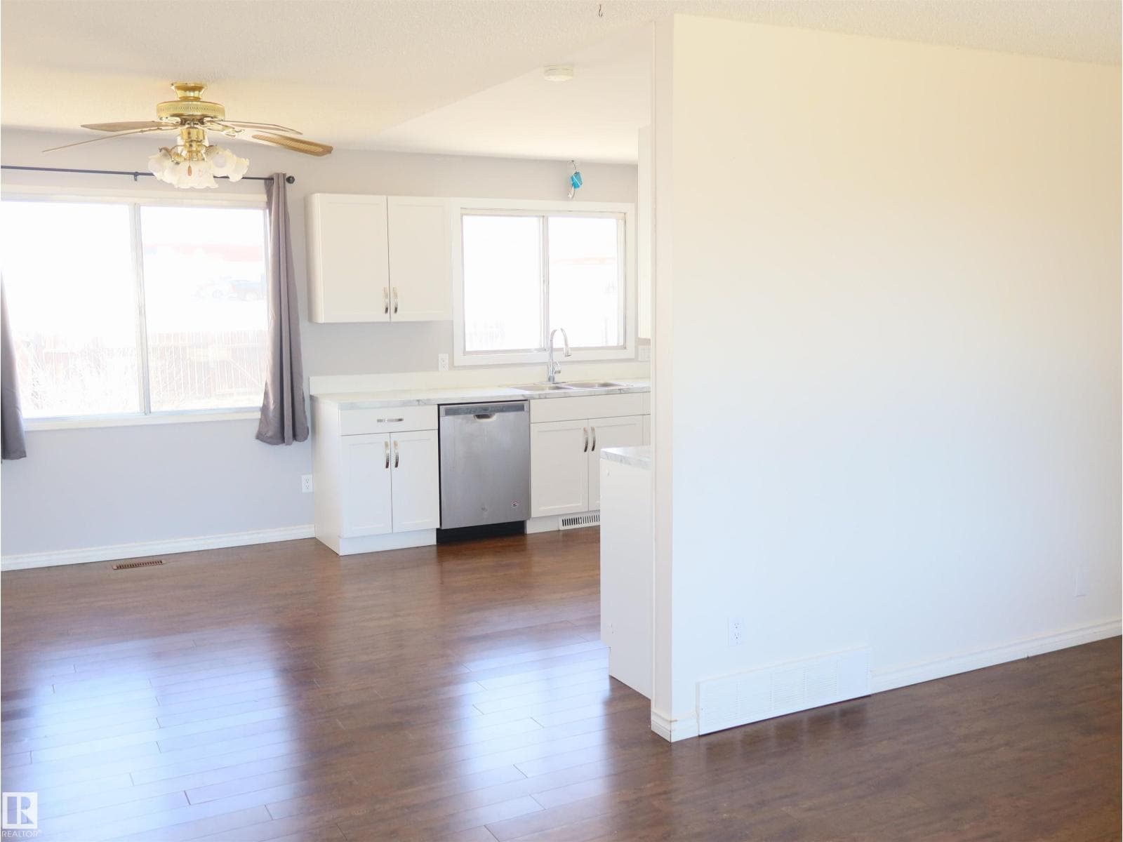 4934 49 Avenue photo 12