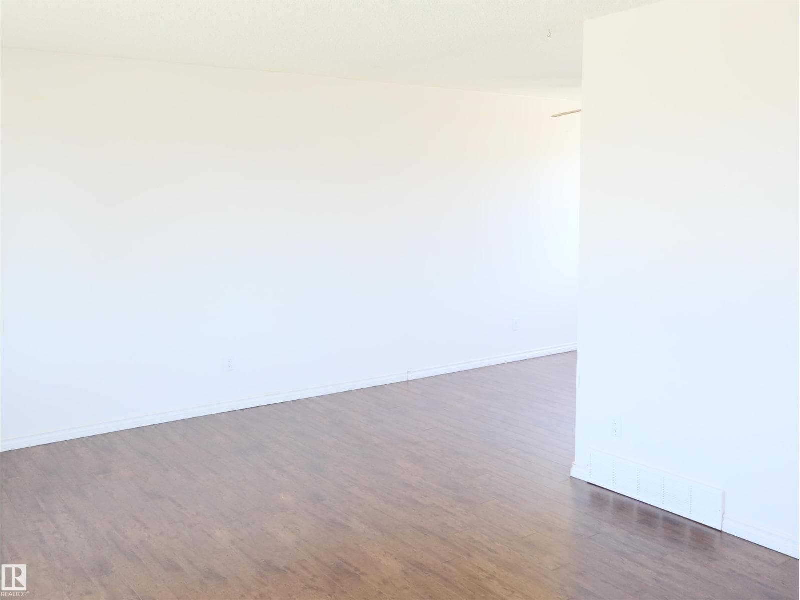 4934 49 Avenue photo 10
