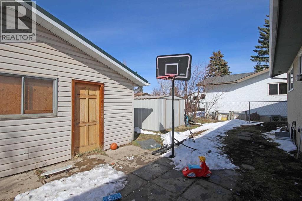 4704 31 Avenue NE photo 2