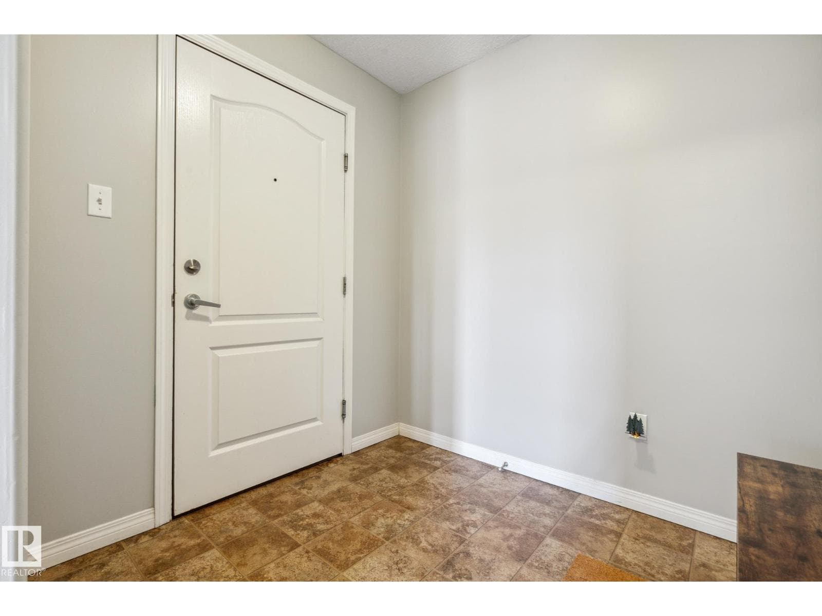 #1306 330 CLAREVIEW STATION DR NW photo 3