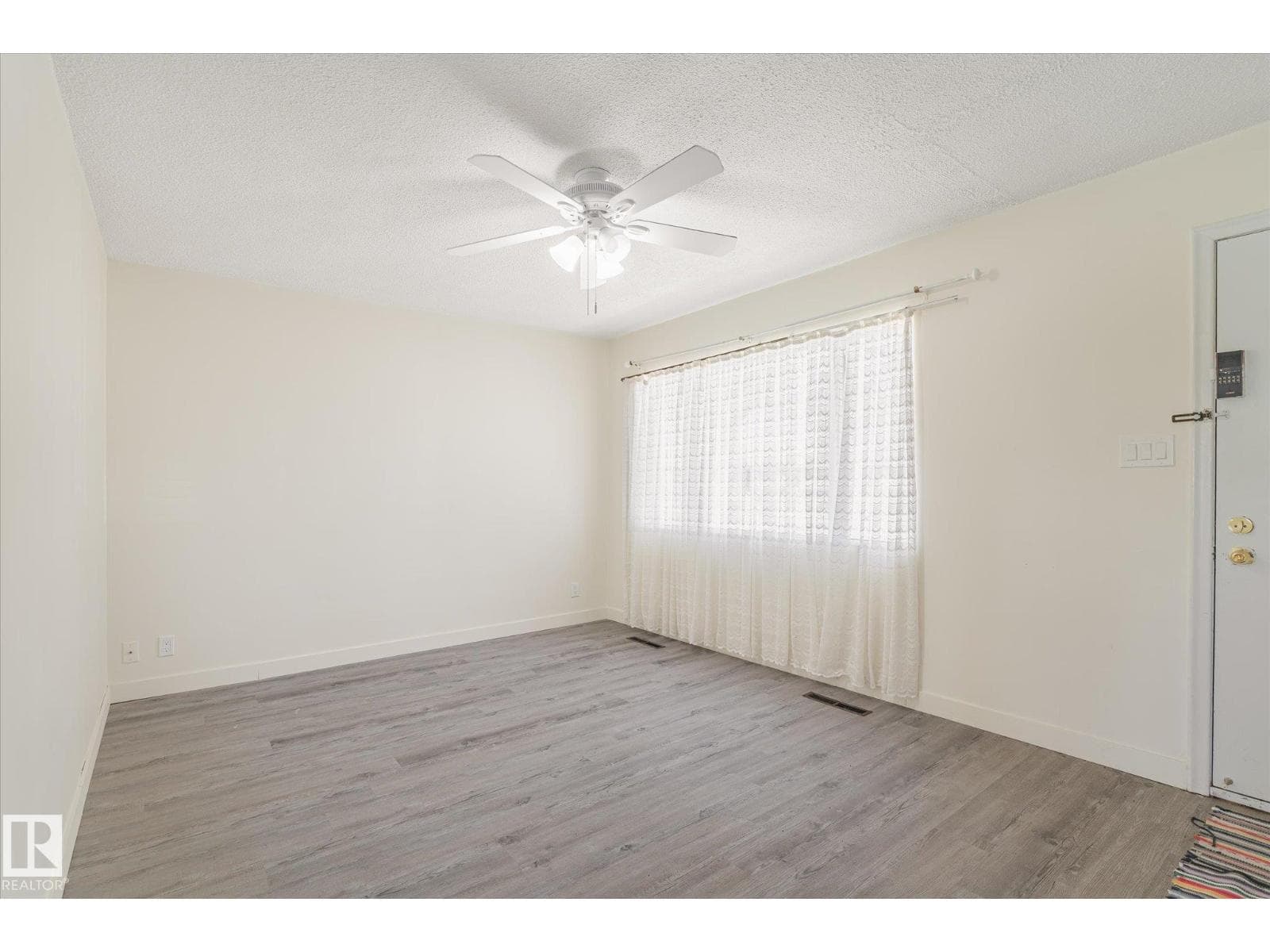 10531 128 AV NW photo 3