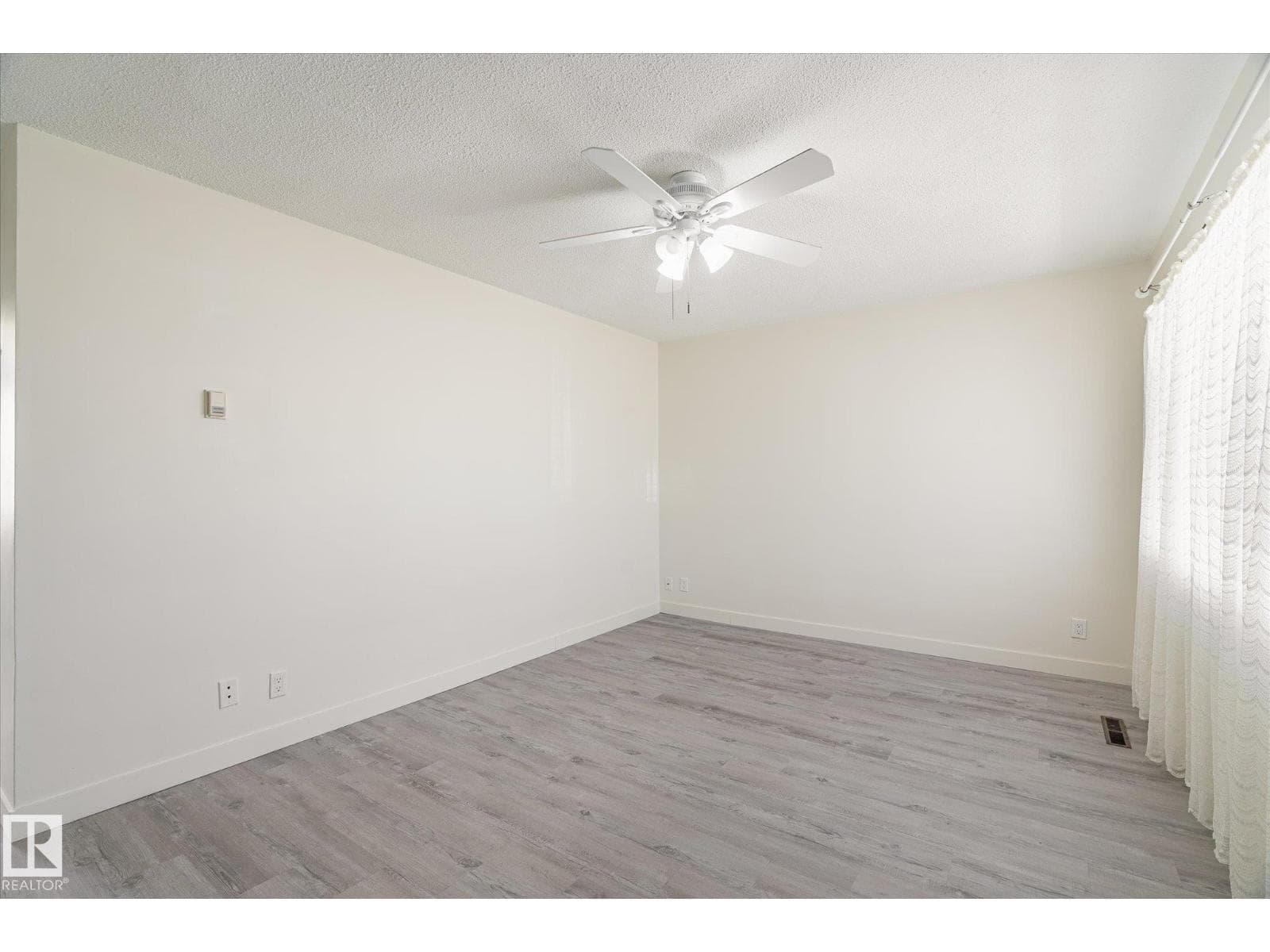 10531 128 AV NW photo 4