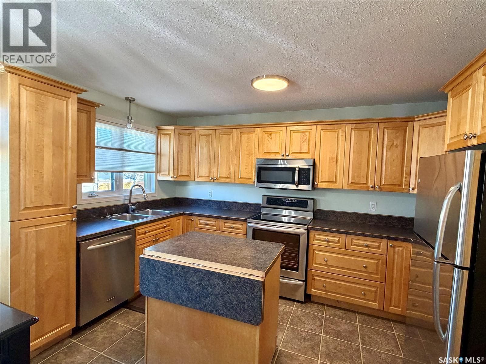 135 memorial DRIVE photo 3