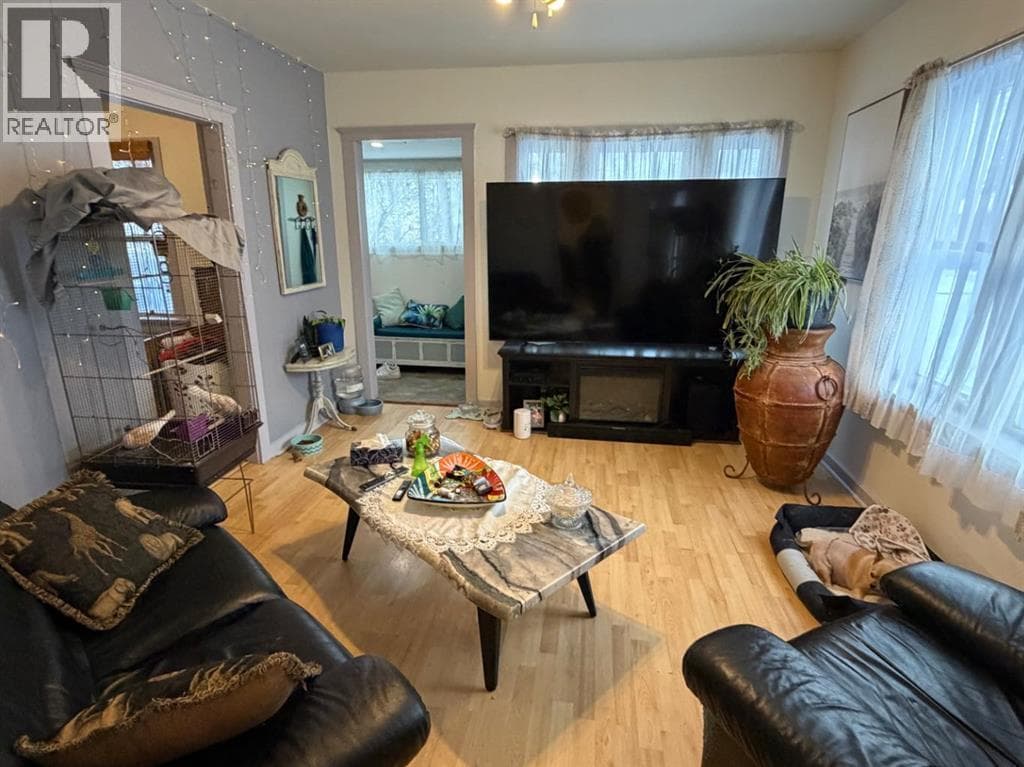 4910 44 Street photo 4