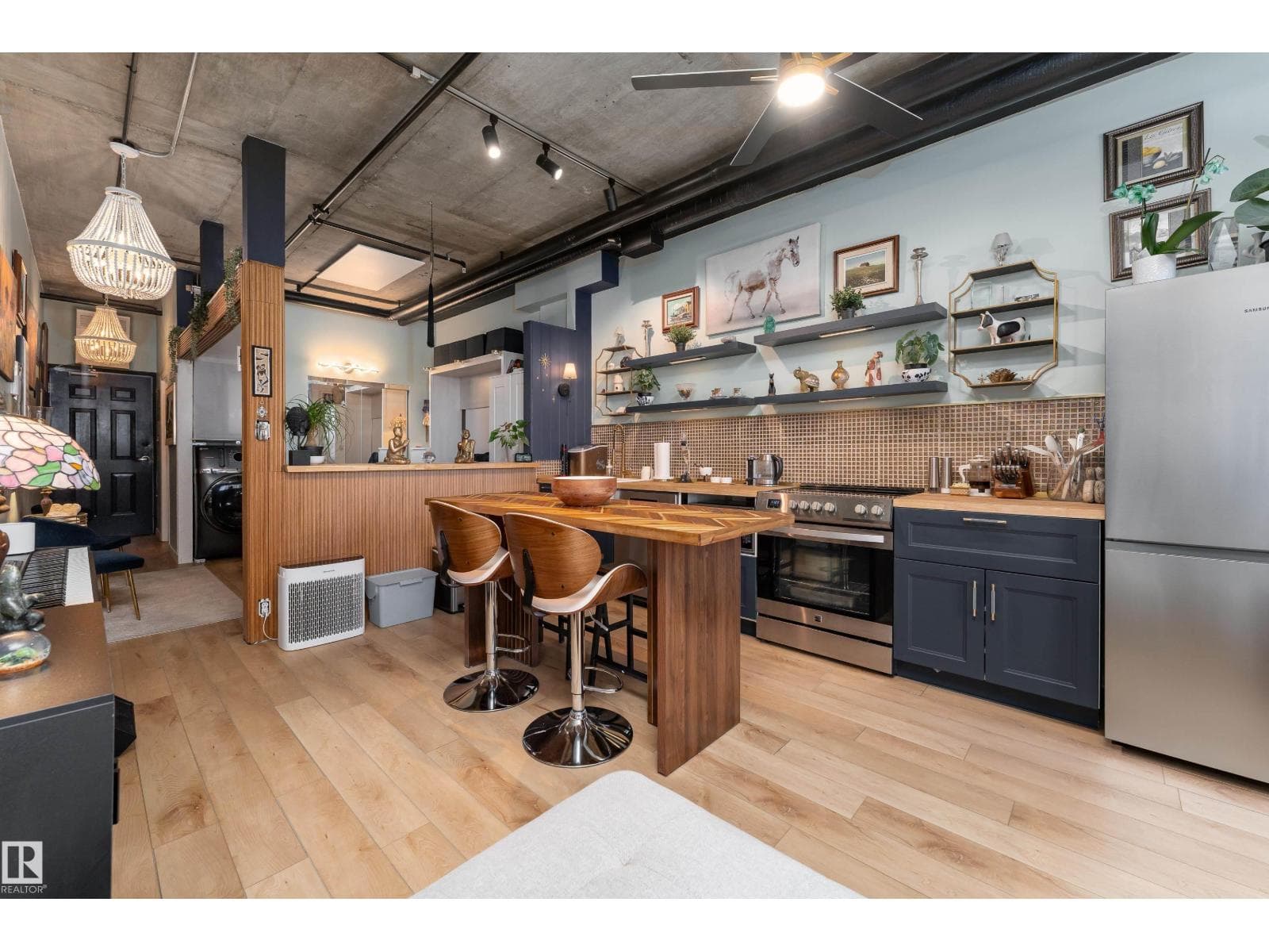 #913 10024 JASPER AV NW photo 5