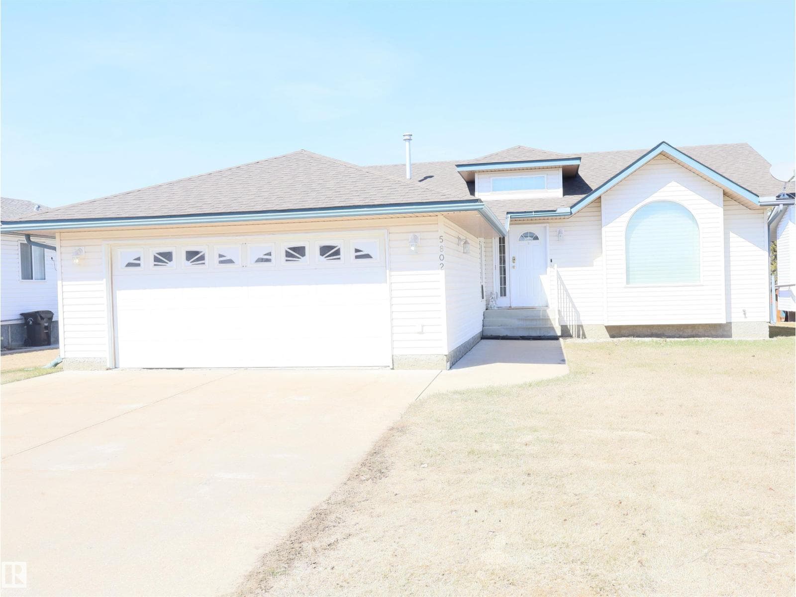 5802 52 AV photo 2