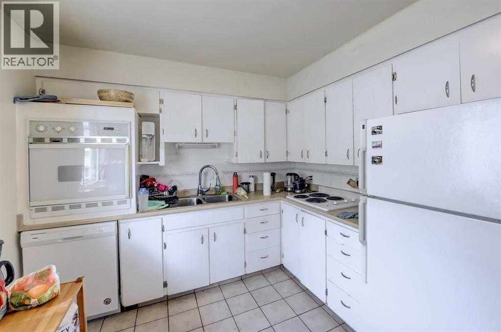 518 54 Avenue SW photo 5