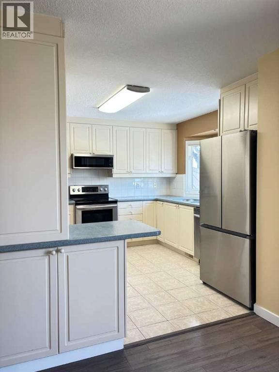 44 Edgemont Estates Road NW photo 12