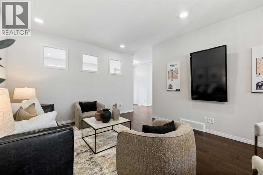 135 Huxland Road NE photo 3