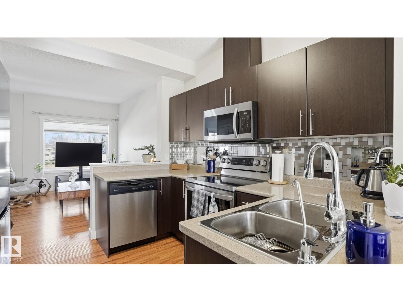 #7 300 QUEEN ST — photo 2
