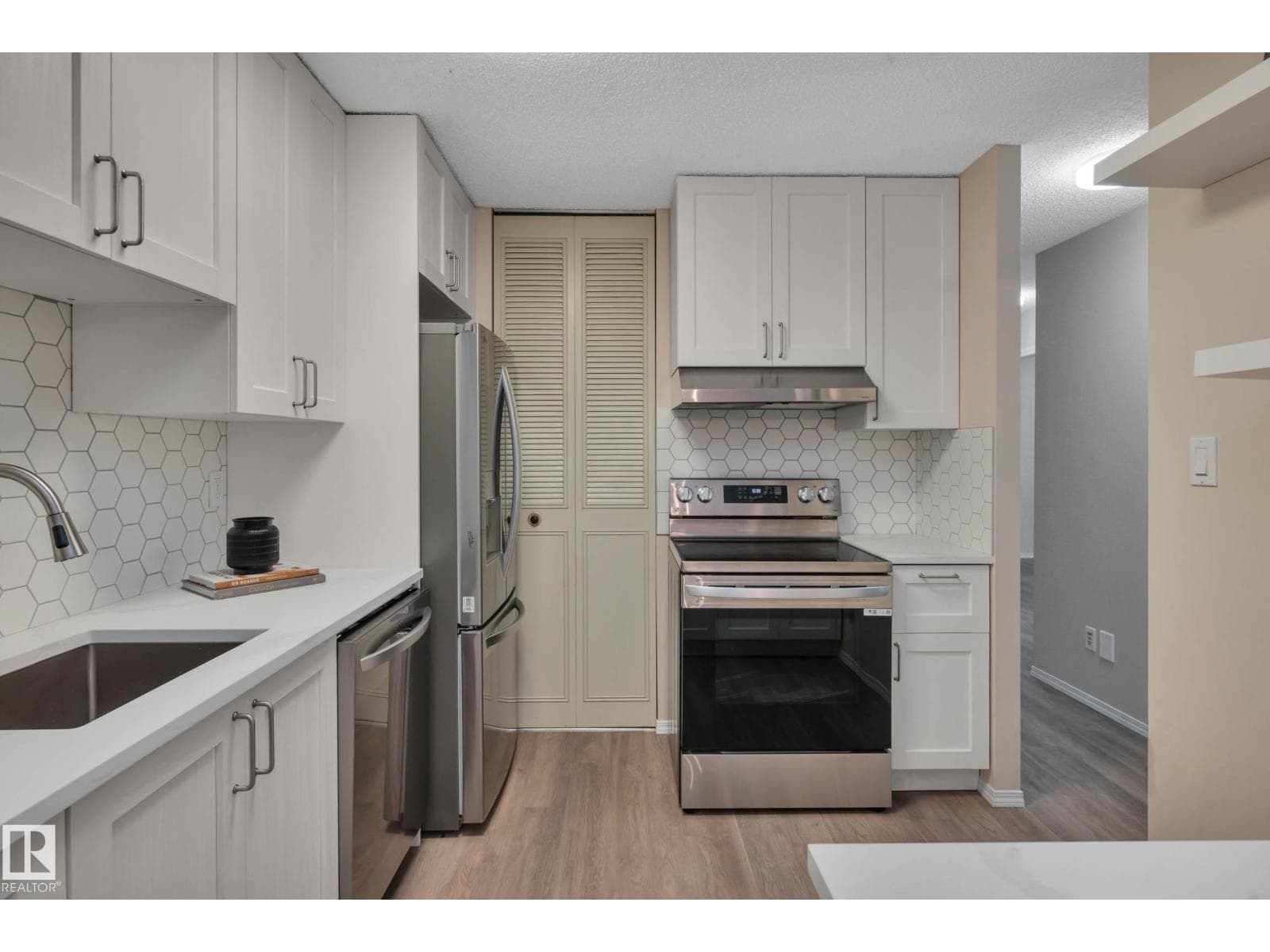 248 SURREY GARDENS GD NW photo 7
