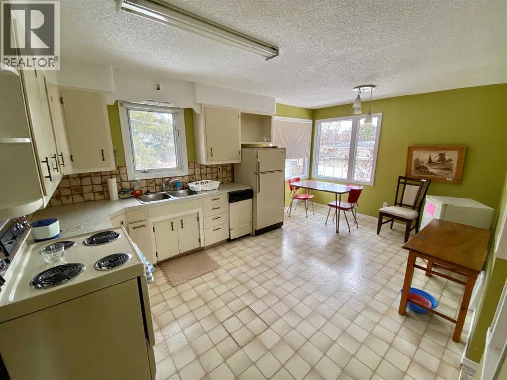 4709 46 Street photo 11
