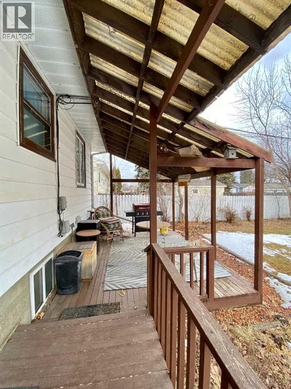 4709 46 Street photo 3
