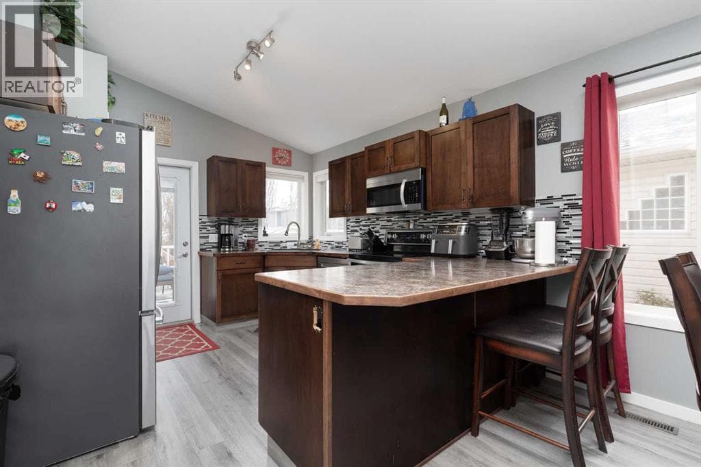53 St James Crescent N photo 7