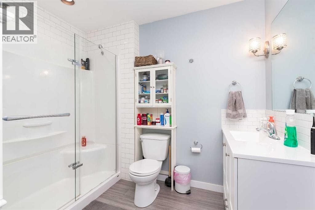 53 St James Crescent N photo 12