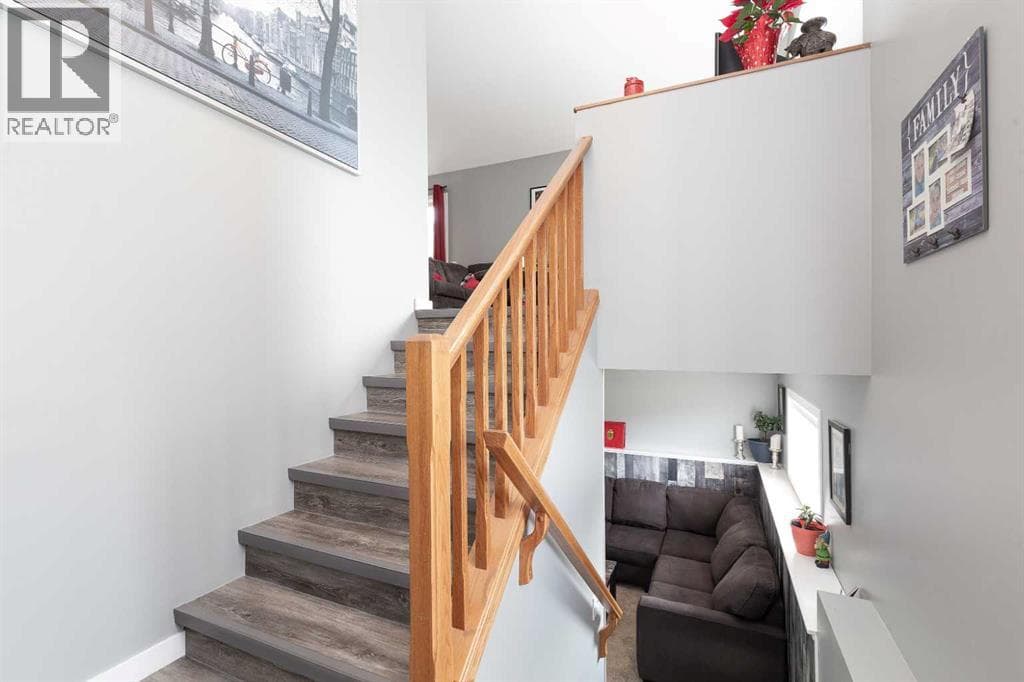 53 St James Crescent N photo 2