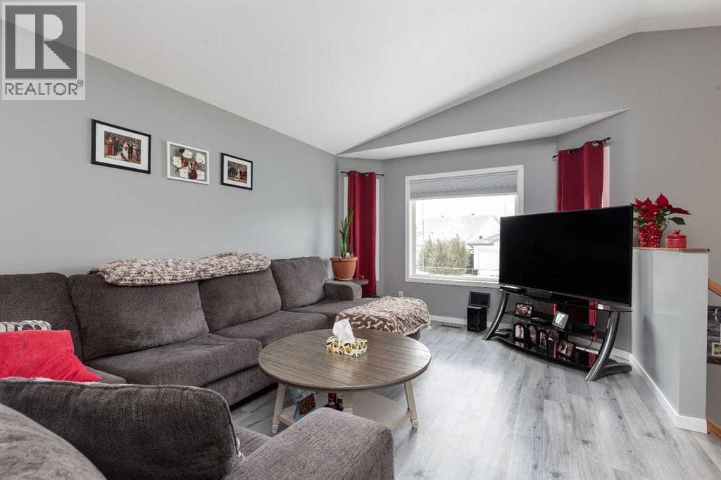 53 St James Crescent N photo 4