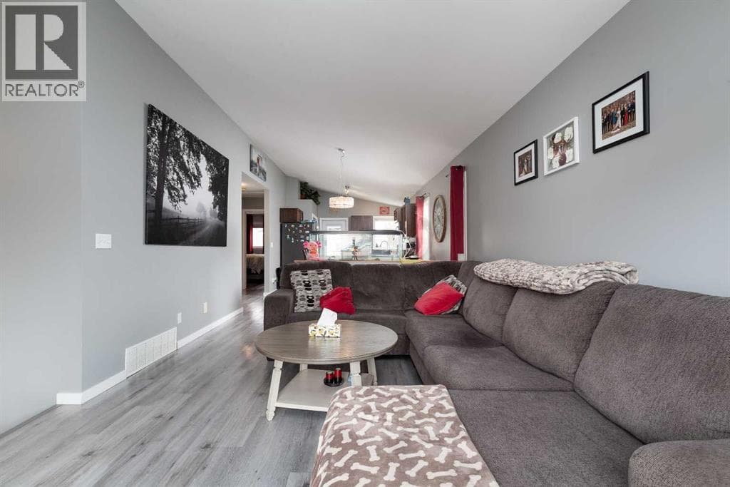 53 St James Crescent N photo 5