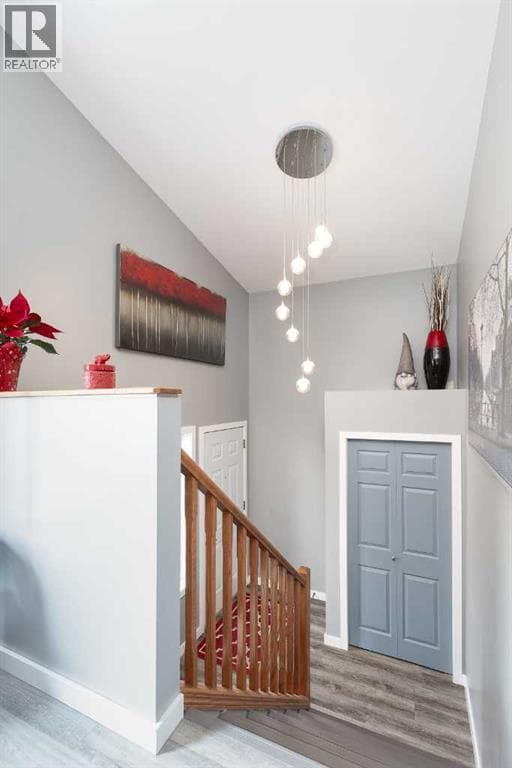 53 St James Crescent N photo 3