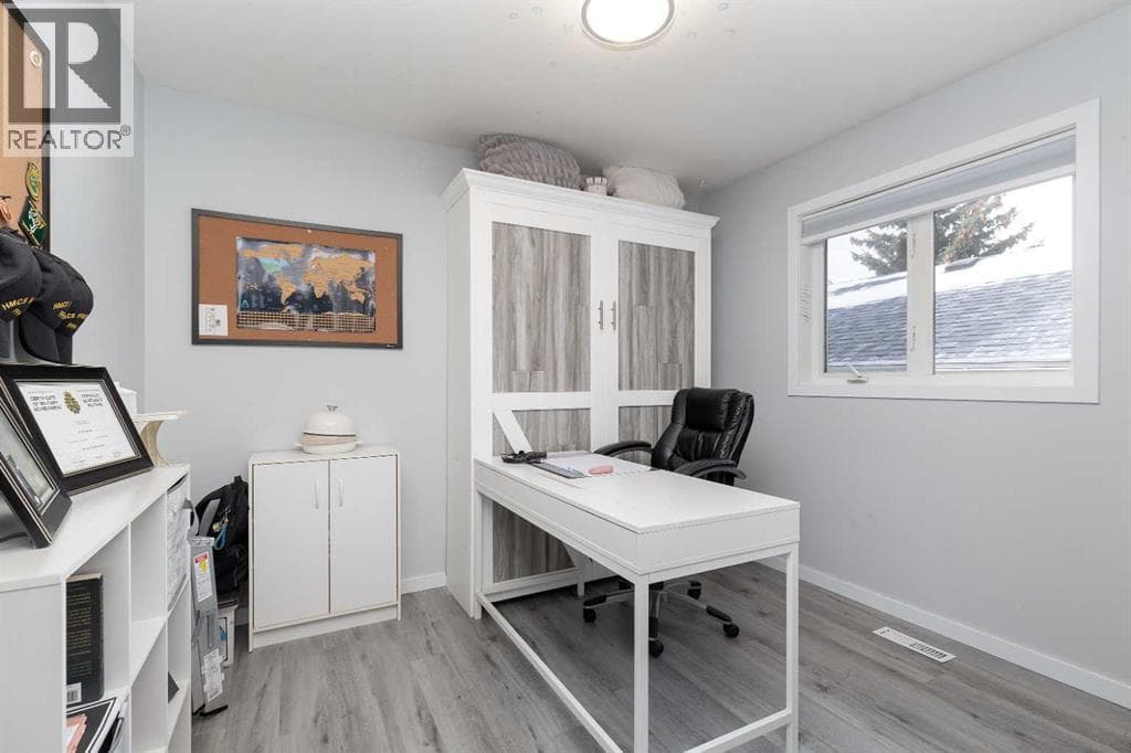 53 St James Crescent N photo 11
