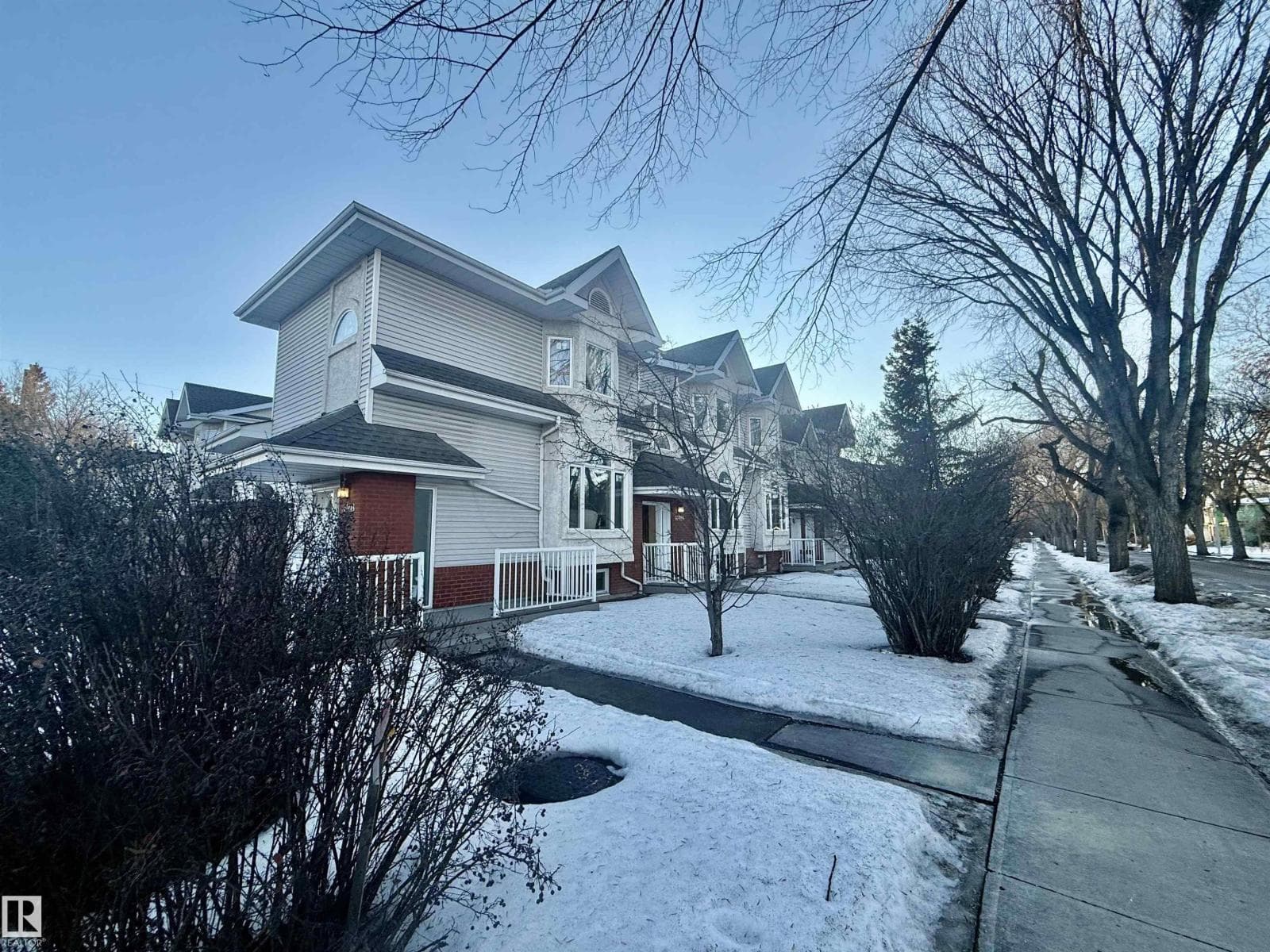 10905 74 AV NW — photo 3