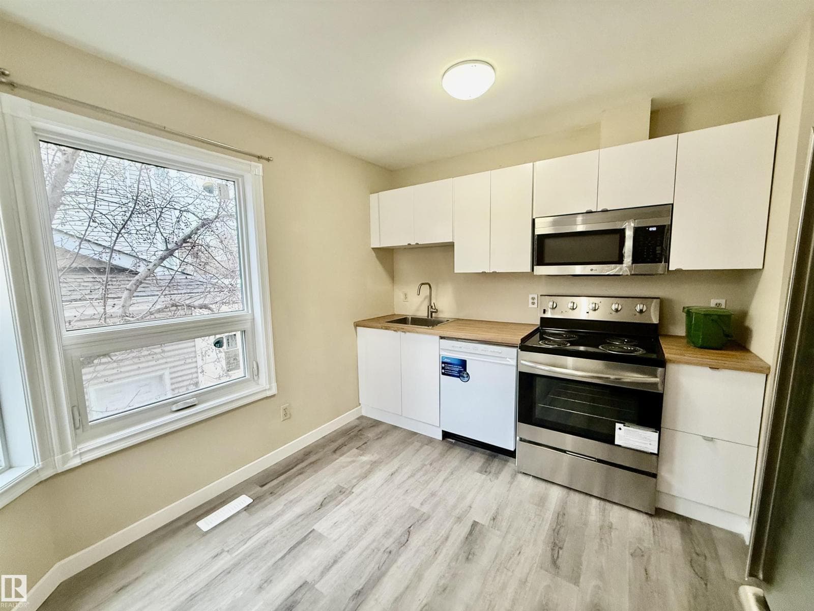 10905 74 AV NW — photo 5