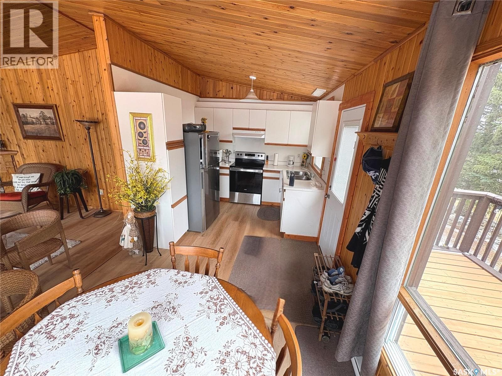 517 Demaer Bay photo 3